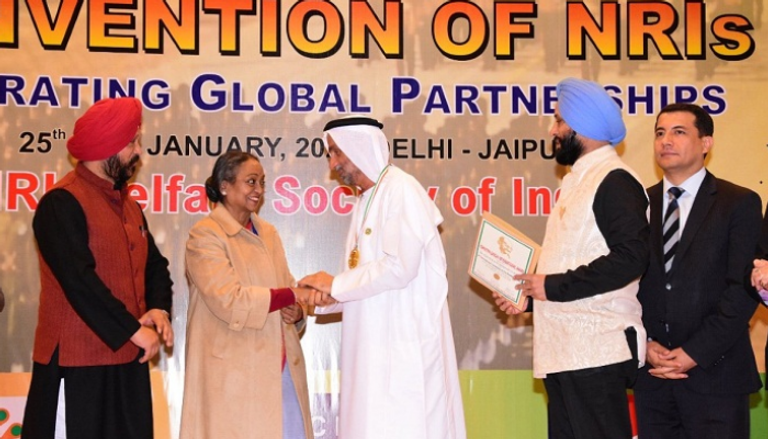 رئيس المجلس العالمي للتسامح يتسلم وسام المهاتما غاندي