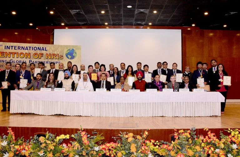 رئيس المجلس العالمي للتسامح يتسلم وسام المهاتما غاندي