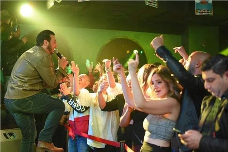 أول حفل يحييه إيهاب توفيق عقب وفاة والده 