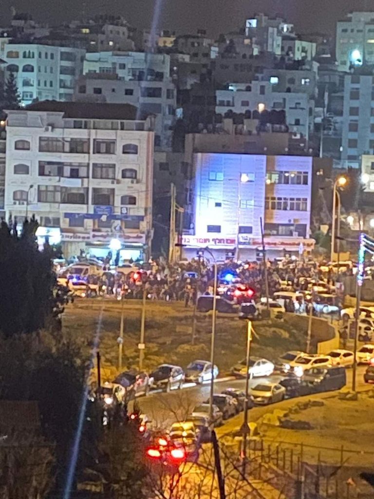 شرطة الاحتلال تطارد الفلسطينيين خلال بحثهم عن الطفل المفقود