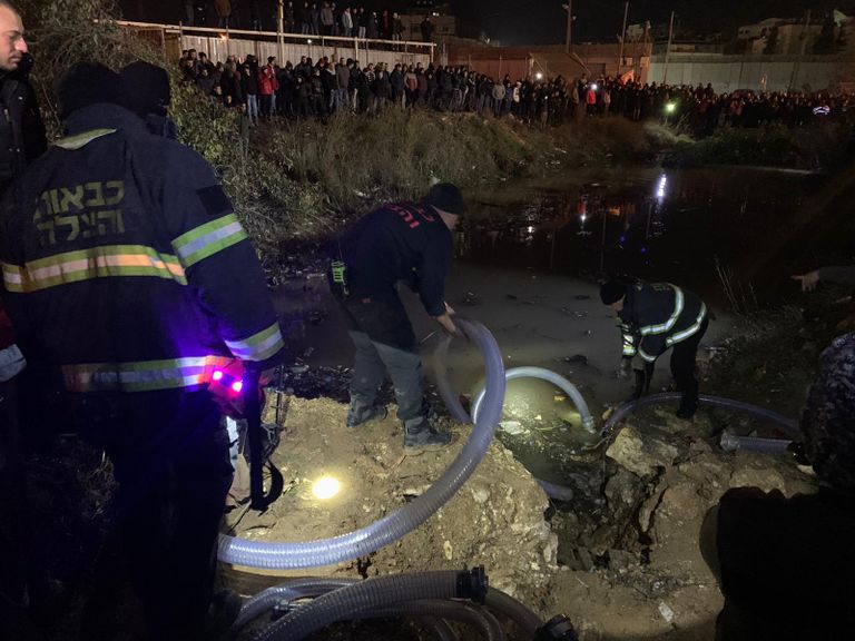 شرطة الاحتلال تطارد الفلسطينيين خلال بحثهم عن الطفل المفقود