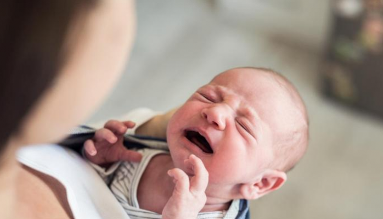 التسنين خلال الأشهر الستة الأولى للطفل قد يعرضه للإصابة بالميكروبات