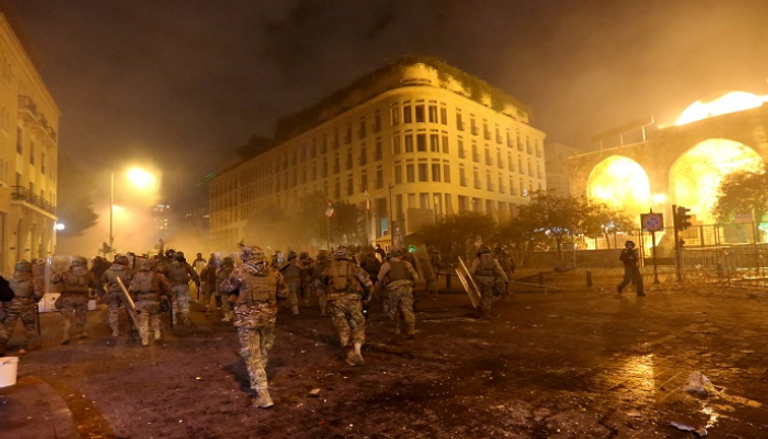 تواصل الاحتجاجات في لبنان - رويترز