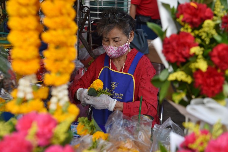 الكمامة وسيلة كثيرين لاتقاء العدوى