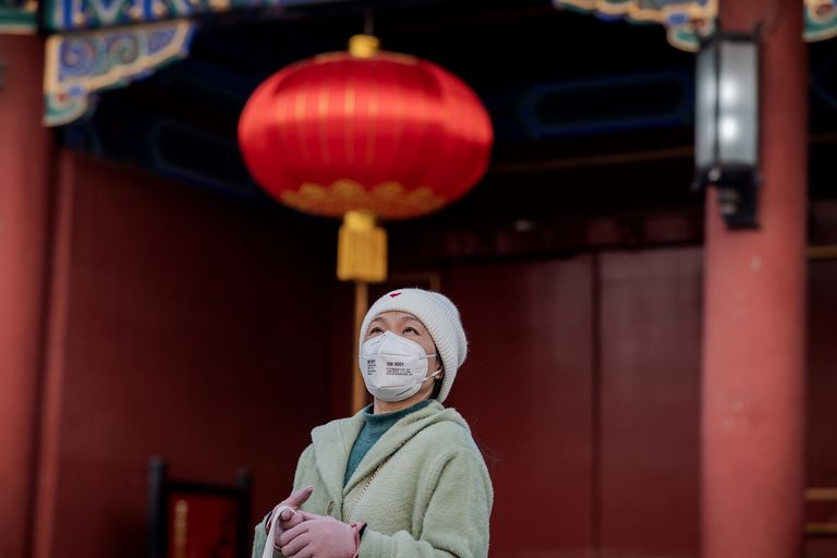 الكمامة وسيلة كثيرين لاتقاء العدوى