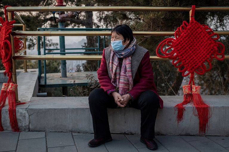 الكمامة وسيلة كثيرين لاتقاء العدوى