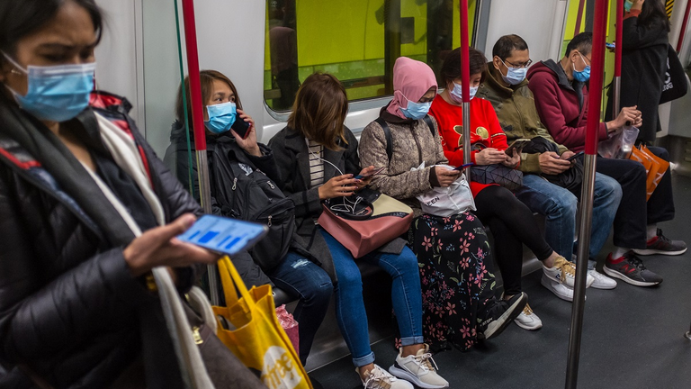 الكمامة وسيلة كثيرين لاتقاء العدوى