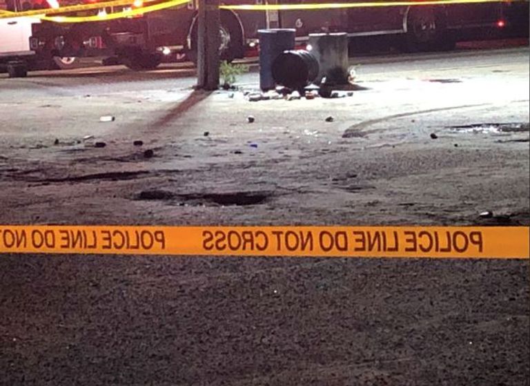 الشرطة تفحص مسرح الجريمة