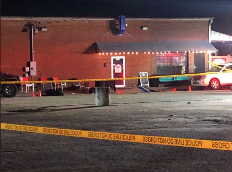 الشرطة تفحص مسرح الجريمة