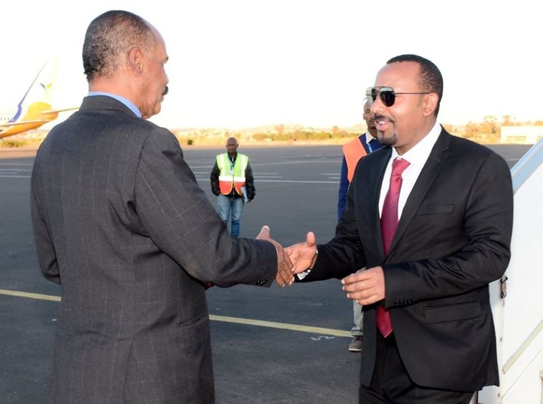 أسياس أفورقي خلال استقبال آبي أحمد