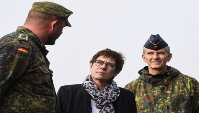 وزيرة الدفاع الألمانية مع جنود خارج الحدود - أرشيفية