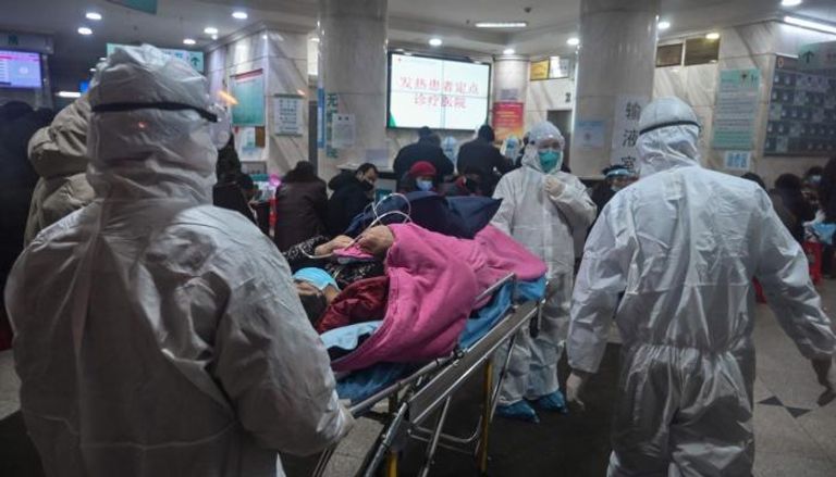 أطباء يسعفون أحد المرضى بمستشفى صيني