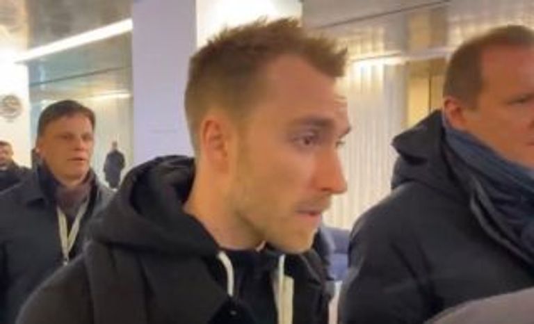 اللاعب في المطار