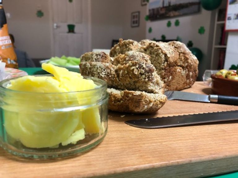 لورا أبيرنيثي أثناء تحضير كعكة