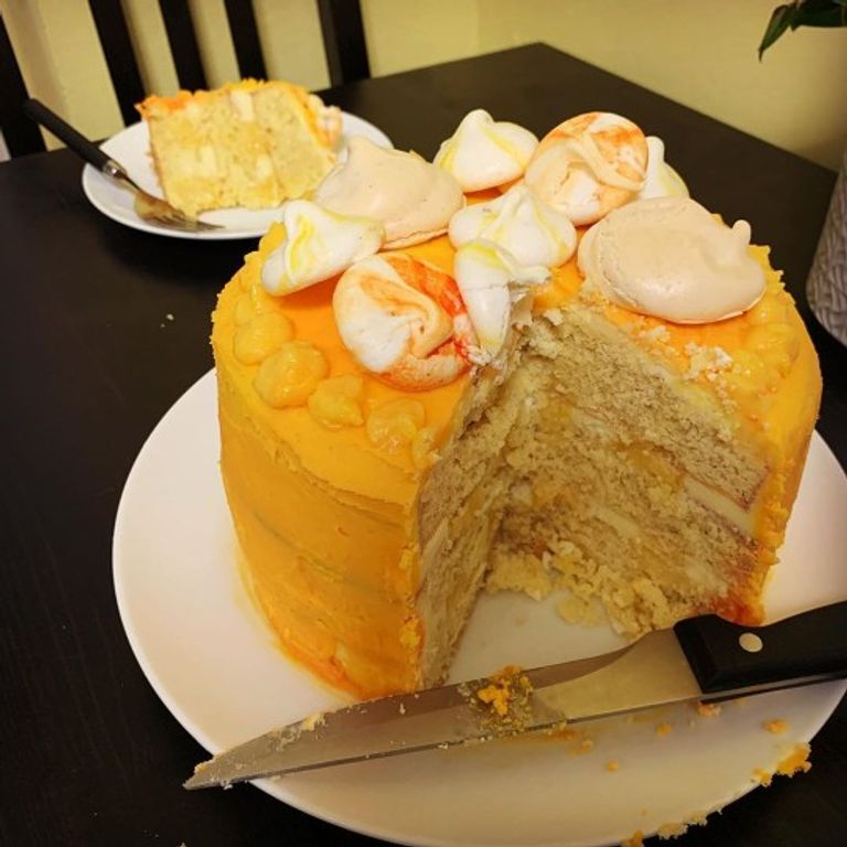 لورا أبيرنيثي أثناء تحضير كعكة