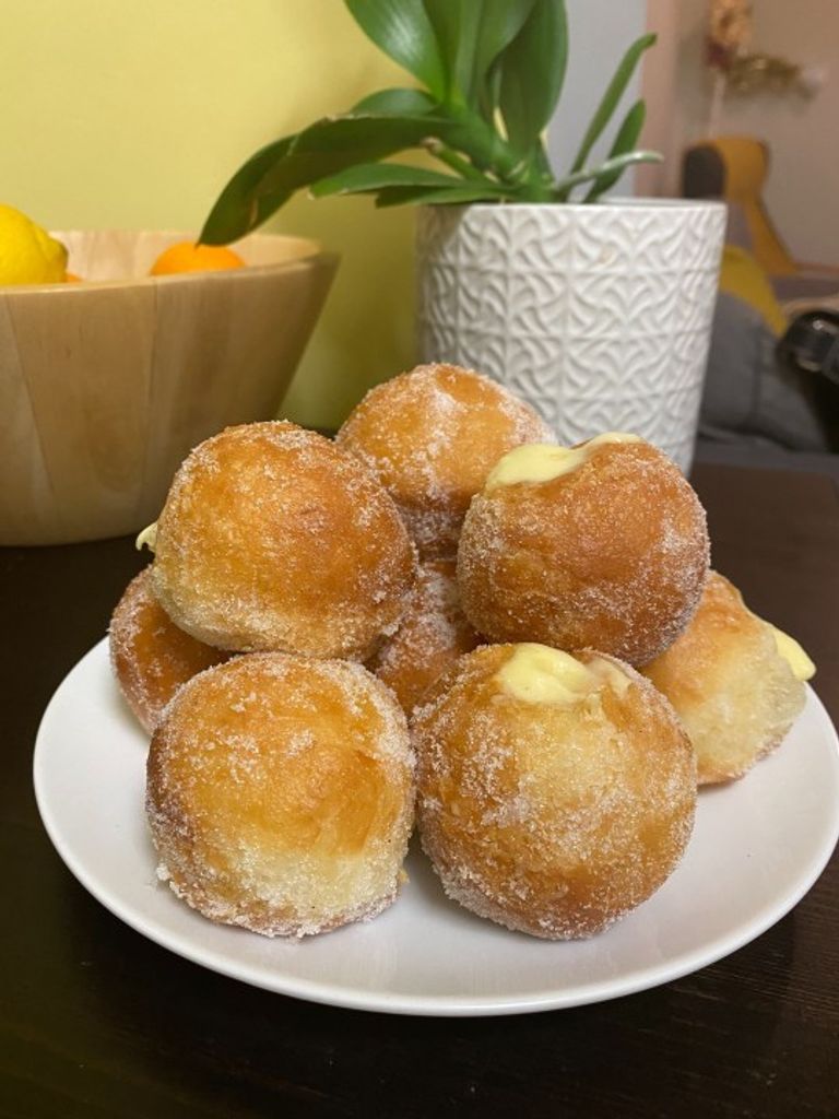 لورا أبيرنيثي أثناء تحضير كعكة