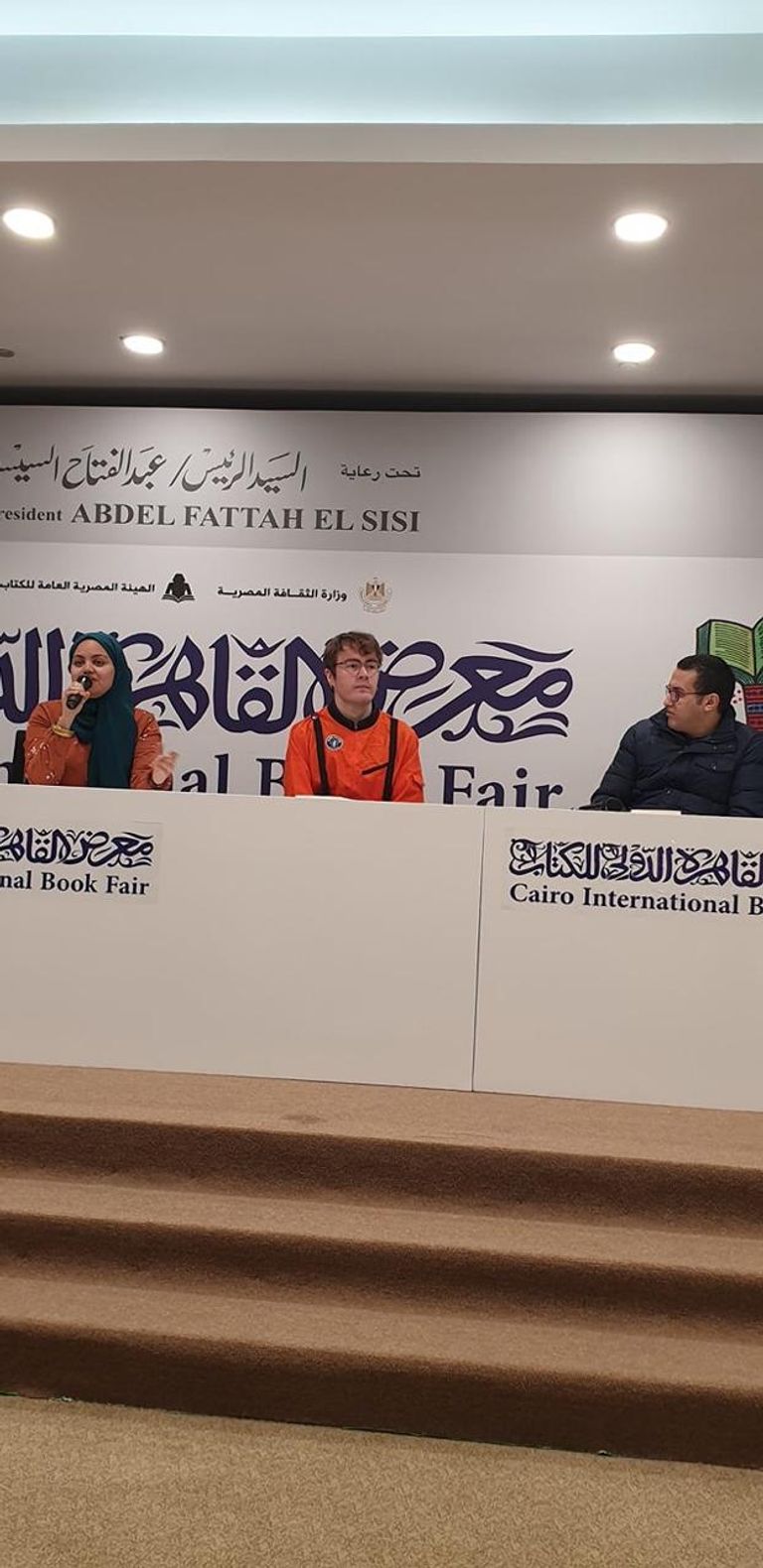 كاتب ببدلة فضاء يهبط أرض معرض القاهرة للكتاب