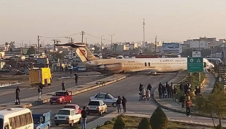 طائرة إيرانية تنحرف عن المدرج خلال الهبوط