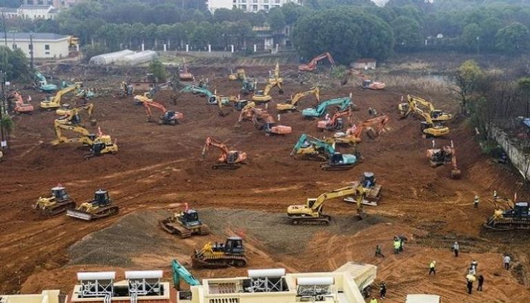 أعمال بناء مستشفى متخصص لعلاج فيروس كورونا في الصين فيروس