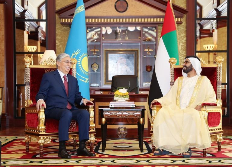 الشيخ محمد بن راشد آل مكتوم يصافح قاسم جومارت توكاييف رئيس كازاخستان