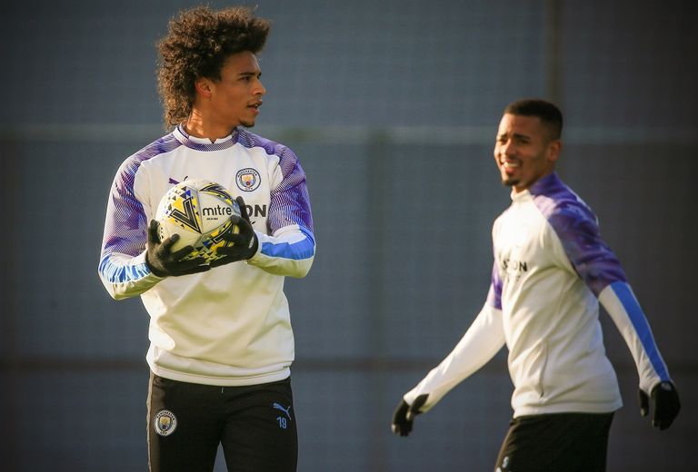 ساني يلامس الكرة في تدريبات مانشستر سيتي ليروي ساني