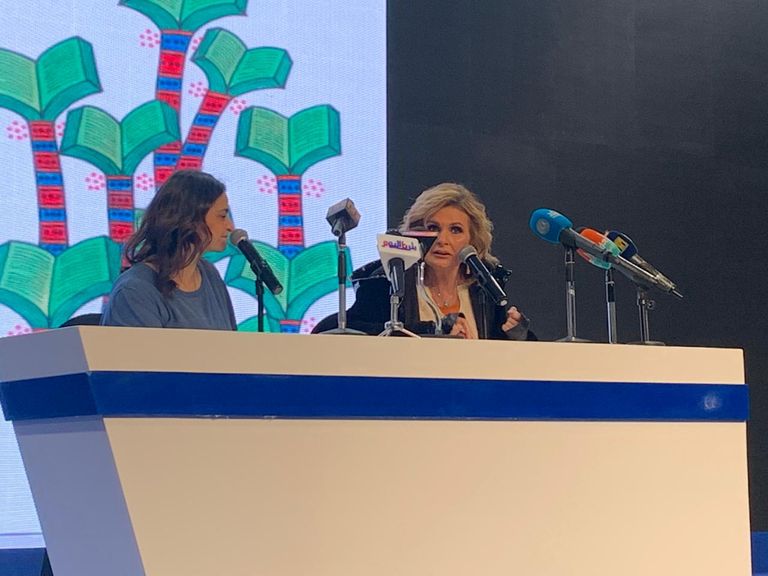 يسرا في أثناء ندوتها بمعرض القاهرة للكتاب