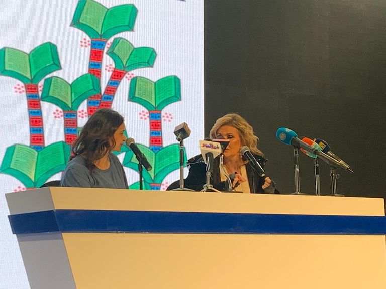 يسرا في أثناء ندوتها بمعرض القاهرة للكتاب