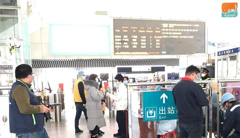 شاب مصري يوزع الكمامات بإحدى المدن الصينية