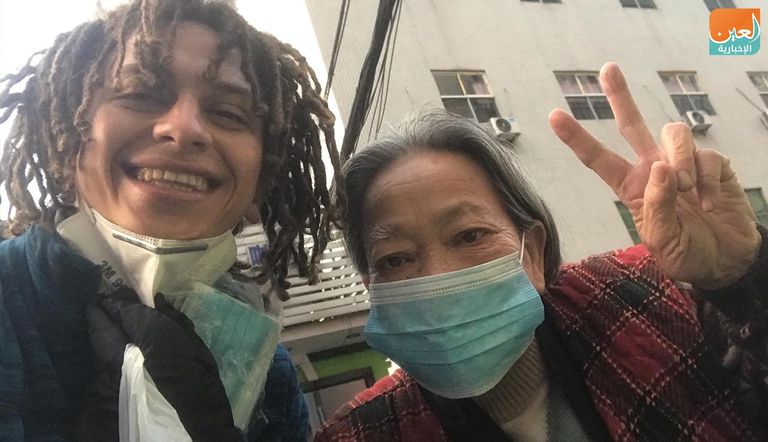 شاب مصري يوزع الكمامات بإحدى المدن الصينية