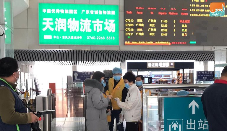 شاب مصري يوزع الكمامات بإحدى المدن الصينية