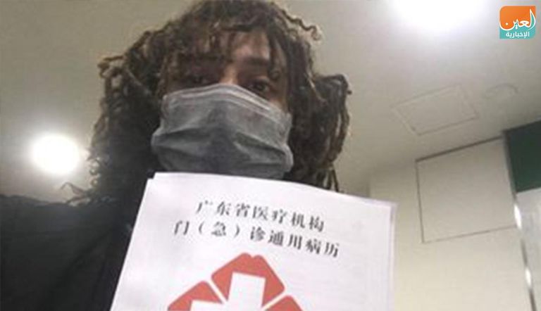 شاب مصري يوزع الكمامات بإحدى المدن الصينية