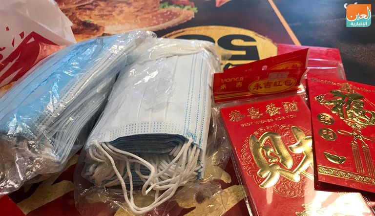 شاب مصري يوزع الكمامات بإحدى المدن الصينية