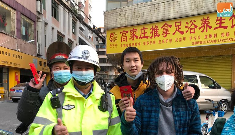 شاب مصري يوزع الكمامات بإحدى المدن الصينية