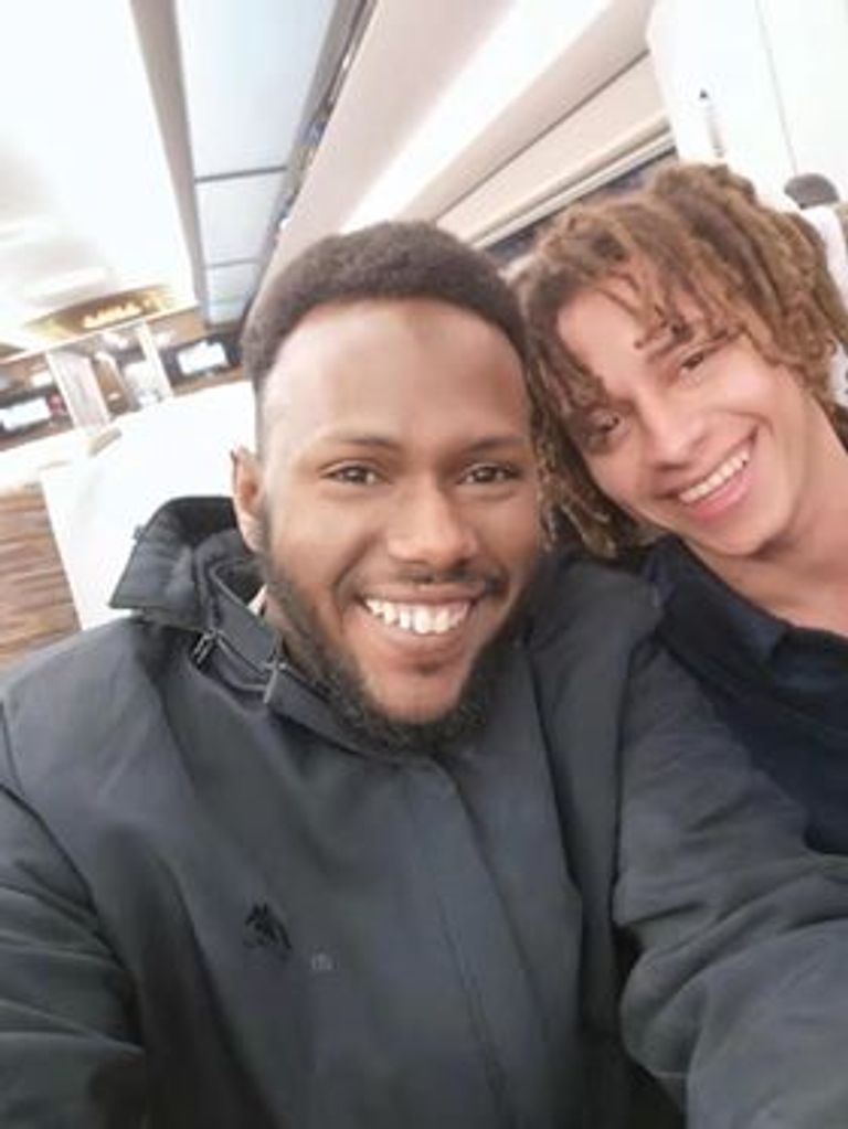 شاب مصري يوزع الكمامات بإحدى المدن الصينية