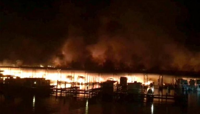 الحريق دمر عشرات القوارب الراسية على رصيف نهر في ولاية ألاباما
