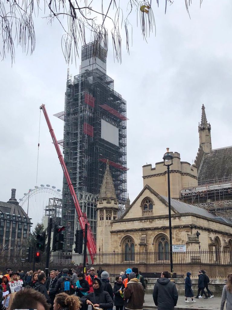 لا يمكن للرحالة الآن ركوب سيارات خاصة على الطريق