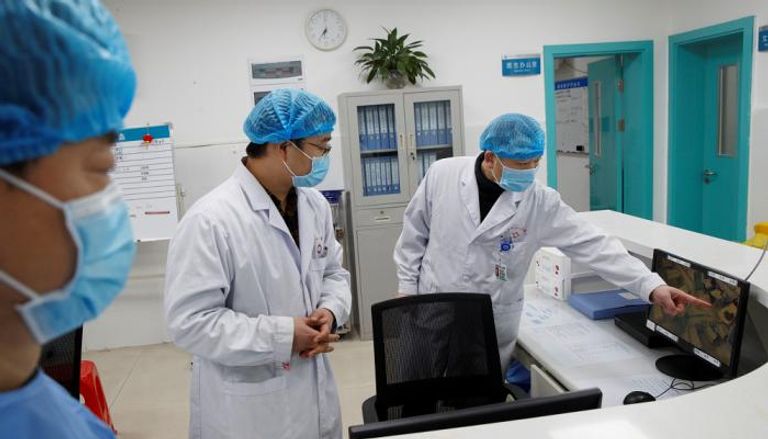 أطباء يتابعون فحوصات فيروس كورونا في مستشفى بإقليم هونان بالصين