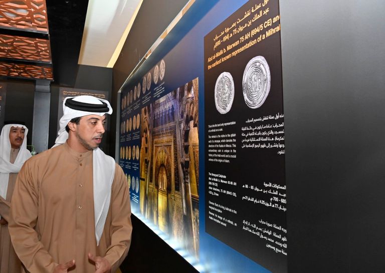 الشيخ منصور بن زايد آل نهيان خلال افتتاحه المعرض