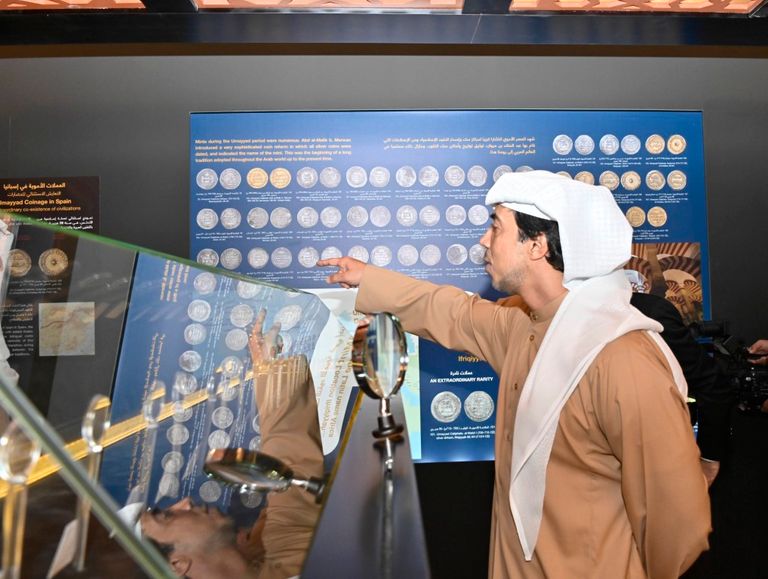 الشيخ منصور بن زايد آل نهيان خلال افتتاحه المعرض