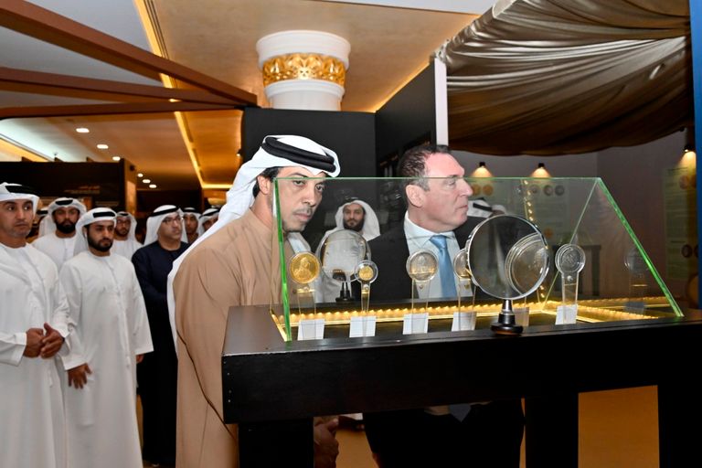 الشيخ منصور بن زايد آل نهيان خلال افتتاحه المعرض