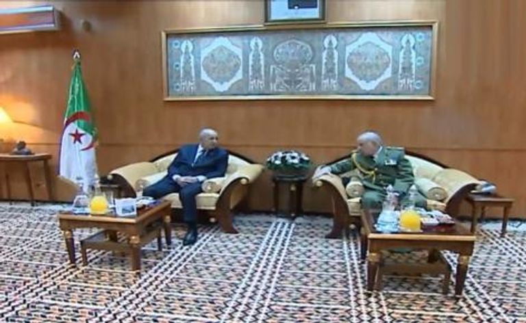 الرئيس الجزائري مع قائد أركان الجيش بوزارة الدفاع الرئيس الجزائري بمقر وزارة الدفاع