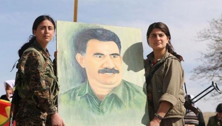 كرديتان تحملان صورة زعيم العمال الكردستاني - أرشيفية