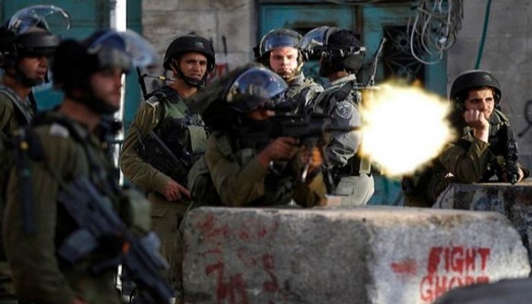 جنود الاحتلال يطلقون النار تجاه فلسطينيين - أرشيفية
