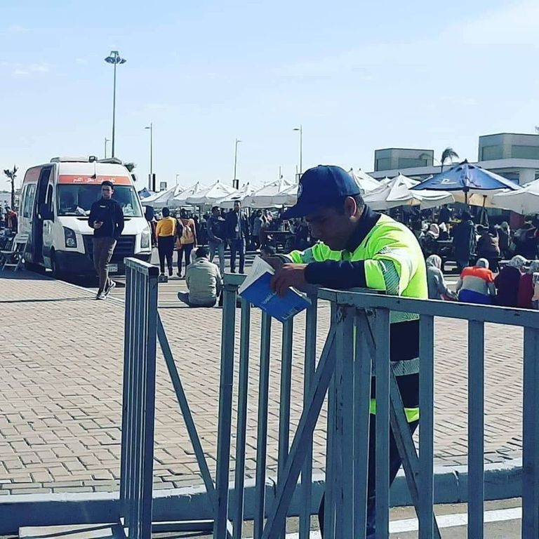 أحد المتطوعين يقرأ في معرض الكتاب تصوير نادية مبروك ، الصفحة الرسمية لمعرض القاهرة معرض الكتاب يستهدف جميع فئات الشعب