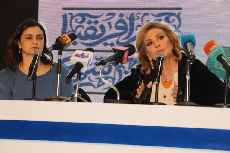 يسرا خلال ندوتها بالمعرض معرض الكتاب يستهدف جميع فئات الشعب