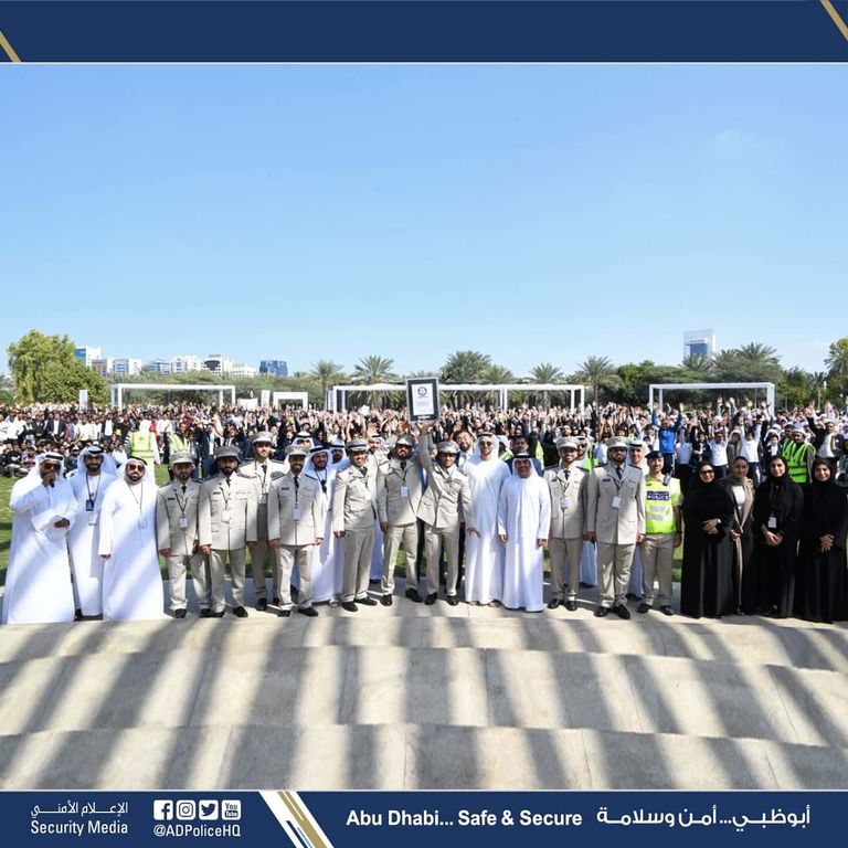 الشيخ نهيان بن مبارك آل نهيان يتسلم شهادة جينيس