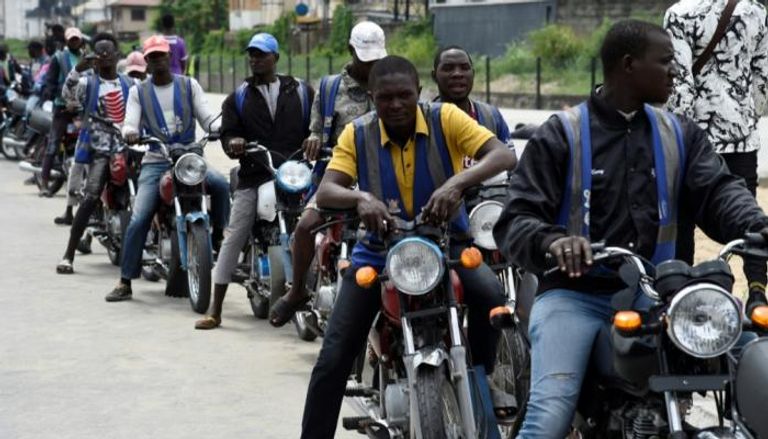 أصحاب دراجات مخصصة للأجرة ينتظرون الركاب في لاجوس