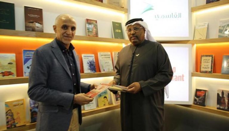 سفير الإمارات لدى مصر يزور معرض القاهرة الدولي للكتاب