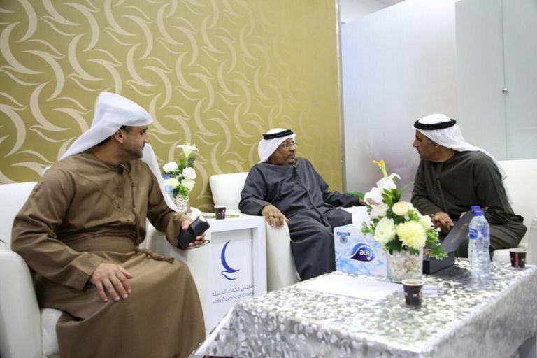 سفير الإمارات لدى مصر يزور معرض القاهرة الدولي للكتاب