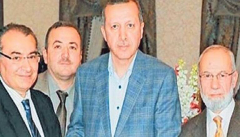 أردوغان وبجواره عدنان تانفيردي مؤسس الشركة الأمنية المثيرة للجدل